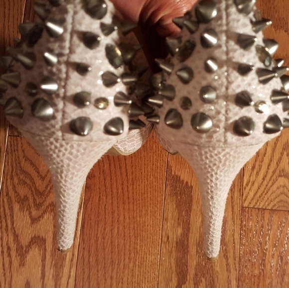Vera WANG studded heels. - Picture 2 of 9